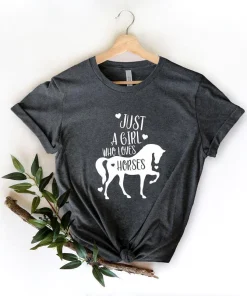 Just a Girl Who Loves Horses Shirt, Feminen Shirt, Horse Shirt